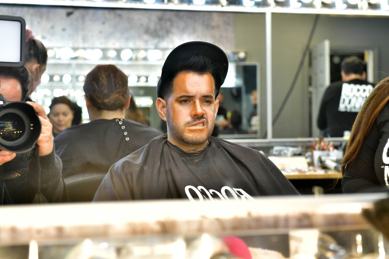 <b>Manny Cruz</b> tuvo que pasar por un bronceado intenso y diferente peinado para parecerse a Prince Royce.