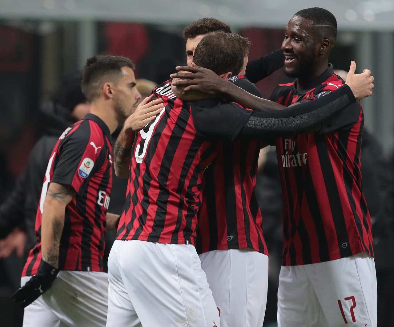 Todos los compañeros buscaron al goleador para mostrarle su cariño, en el que pudo haber sido su último partido con Milán.