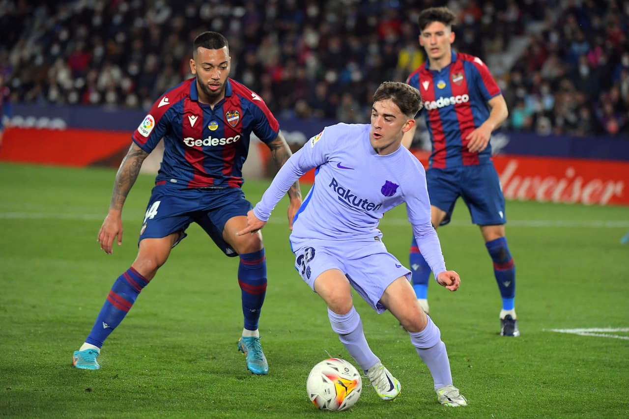 Barcelona venció al Levante con anotaciones de Pierre-Emerick Aubameyang, Pedri y Luuk de Jong; por los locales marcaron Morales y Melero, ambos por la vía del penal. Si bien anotaron dos tantos desde los 11 pasos, los granotas falllaron uno.