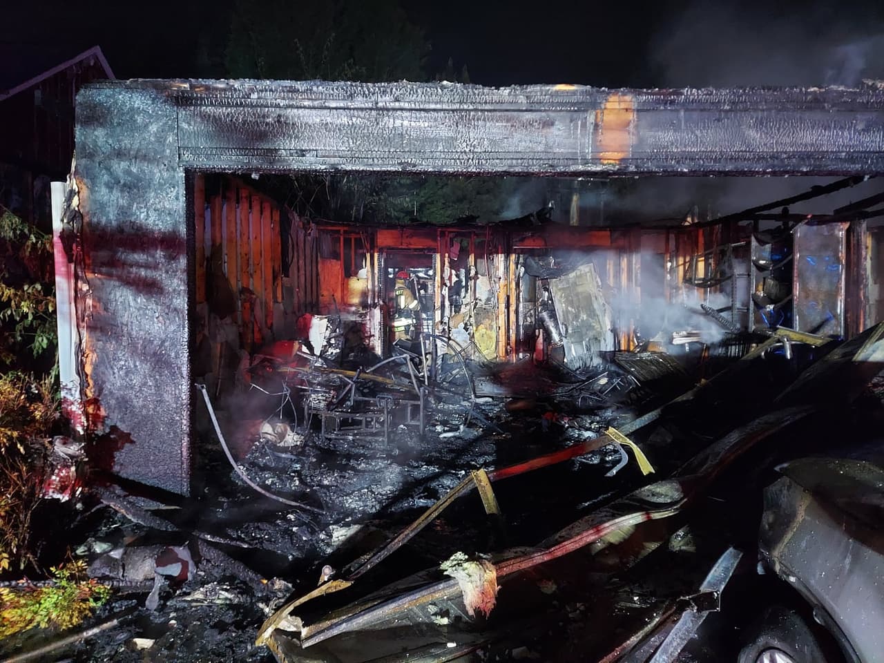 Los equipos llegaron y encontraron dos residencias unifamiliares de un solo piso en losas completamente envueltas en llamas, dijo el teniente Donald Strother, vocero del Departamento de Bomberos de Gwinnett.