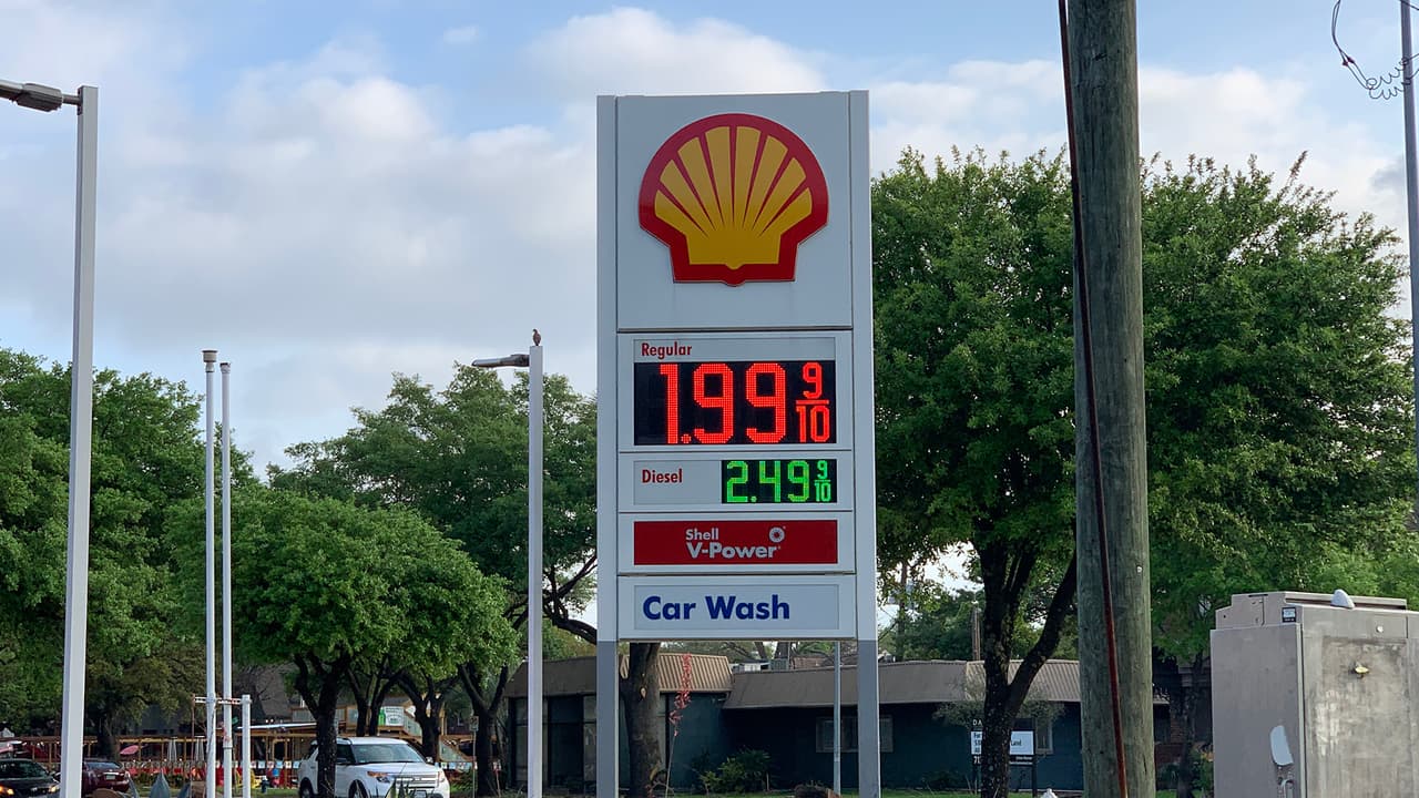 Los precios de la gasolina continúan a la baja en medio de la falta de un acuerdo entre la Organización de Países Exportadores de Petróleo (OPEP) y los países que no pertenecen al organismo para reducir la producción, esto aunado a las preocupaciones sobre el coronavirus en la demanda mundial, dijo la agencia AAA de Texas.