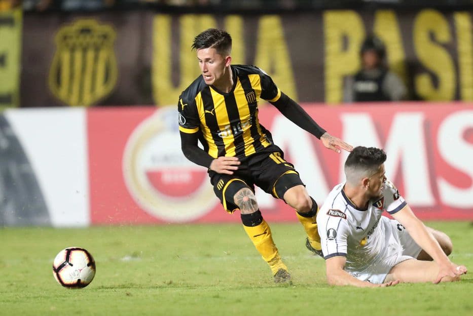 Nacido el 20 de mayo del 2000 en Tranqueras, Uruguay. Se desempeña como extremo izquierdo pero su pierna buena es la derecha. Es rápido, encarador y especialista para el 1 contra 1.