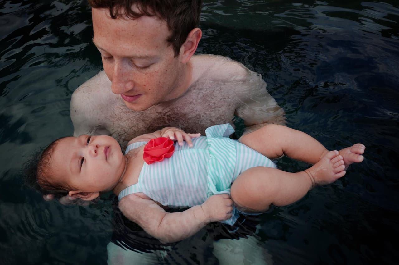 Mark Zuckerberg compartió una encantadora foto de la primera zambullida de su pequeña Max y luce de lo más coqueta con su traje de baño.