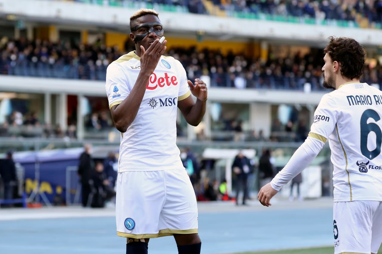 En un duelo donde el mexicano 'Chucky' Lozano jugó 63 minutos y tuvo un papel discreto, el nigeriano Victor Osimhen marcó los dos goles del Napoli, que valieron el triunfo ante Hellas Verona.
