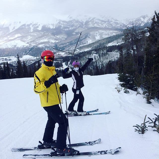 ¡Le encanta esquiar!