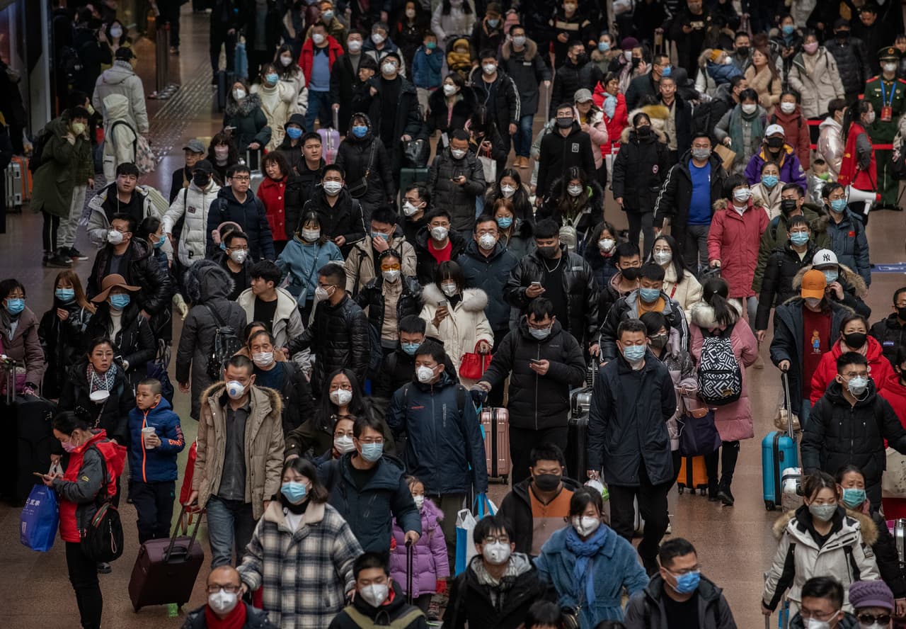 Decenas de personas en el metro de Pekín llevan sus mascarillas como medida preventiva contra el coronavirus, en momentos en que el país cuenta más de 130 muertes.