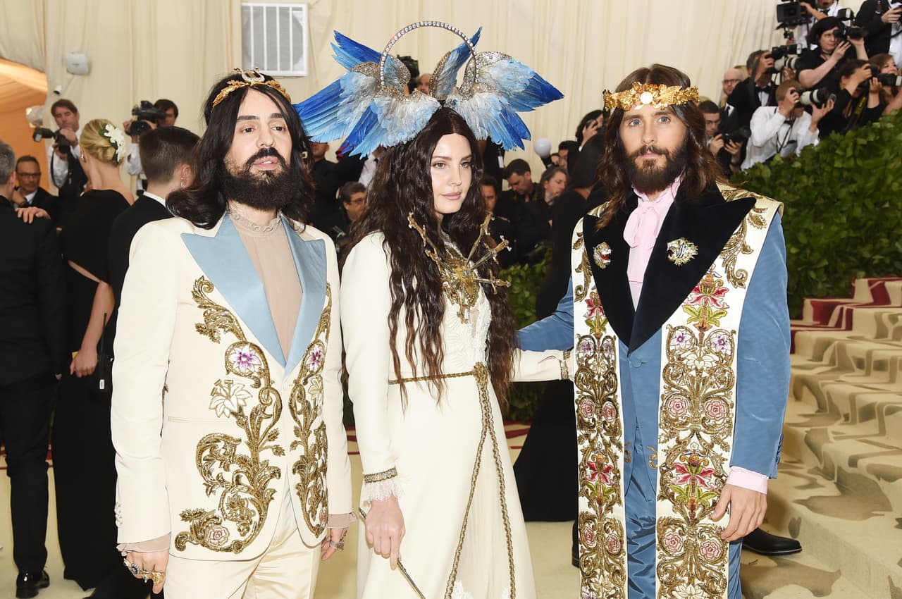 Como si el dolor de Del Rey no fuera suficiente, la artista se mantuvo 'escoltada' por el director creativo de Gucci, Alessandro Michele, y el actor y cantante Jared Leto, que toda la noche cargó con una corona de 'espinas'.