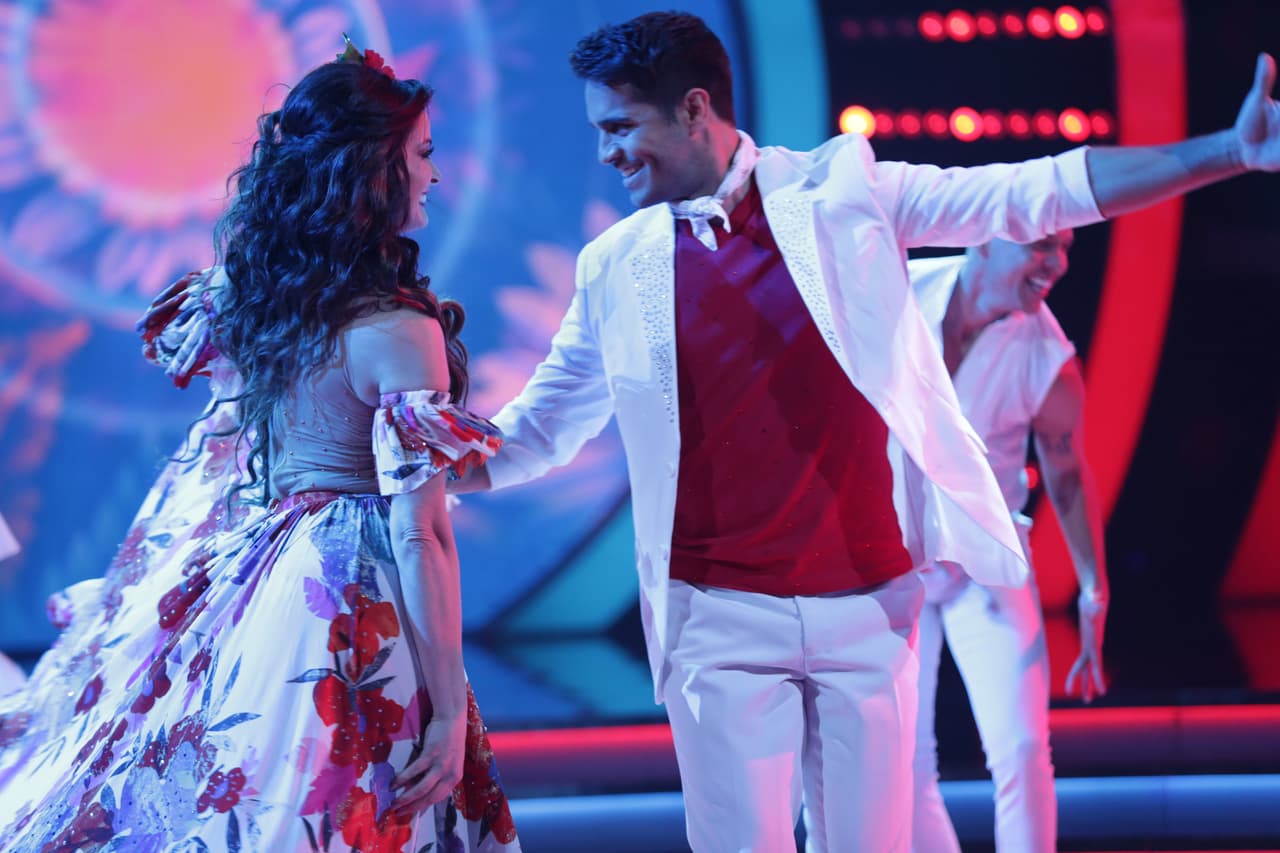 En la octava gala, Ektor Rivera tuvo la oportunidad de bailar una cumbia.