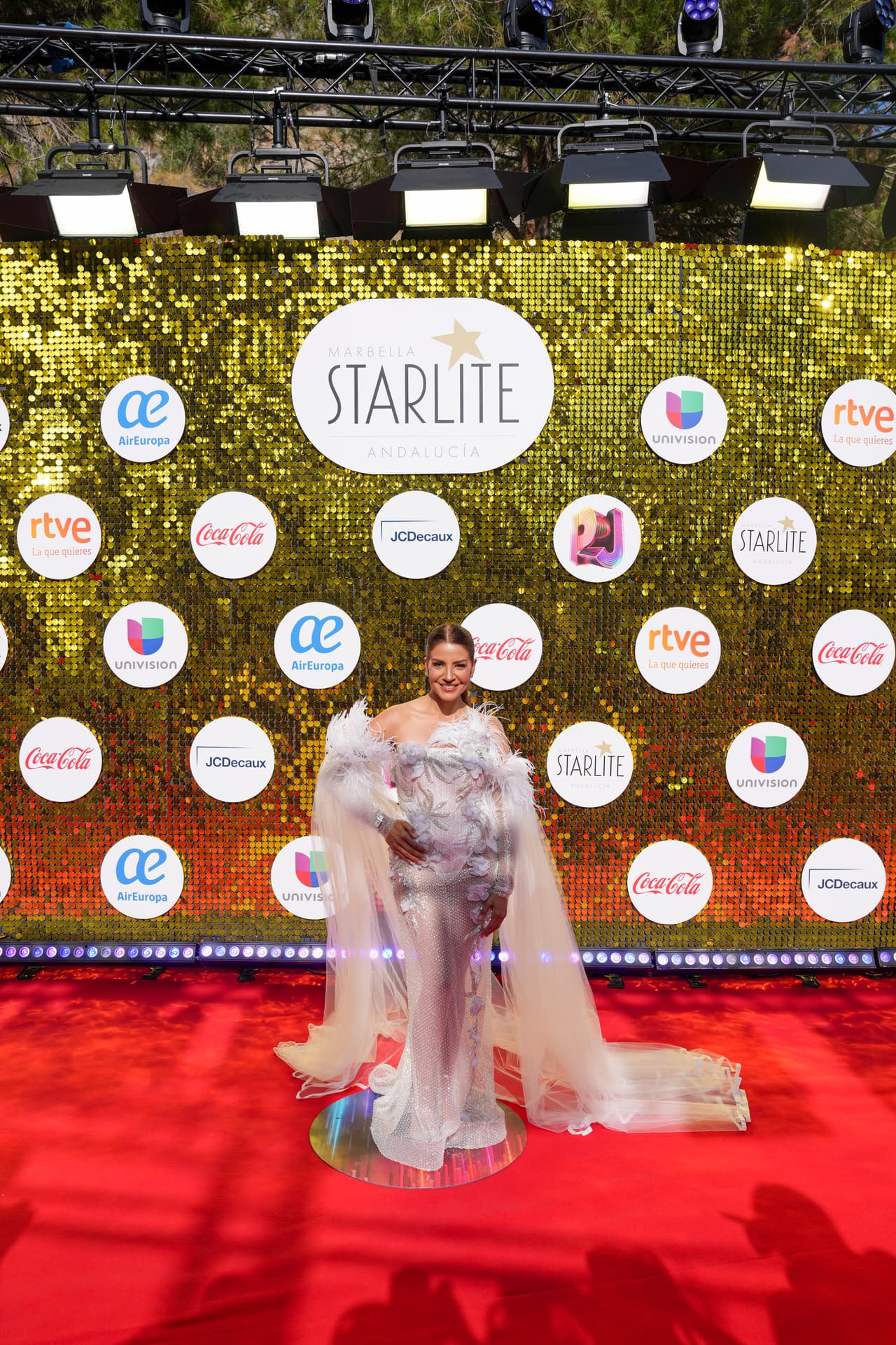 Lena Burkle luciendo un espectacular y glamoroso vestido.