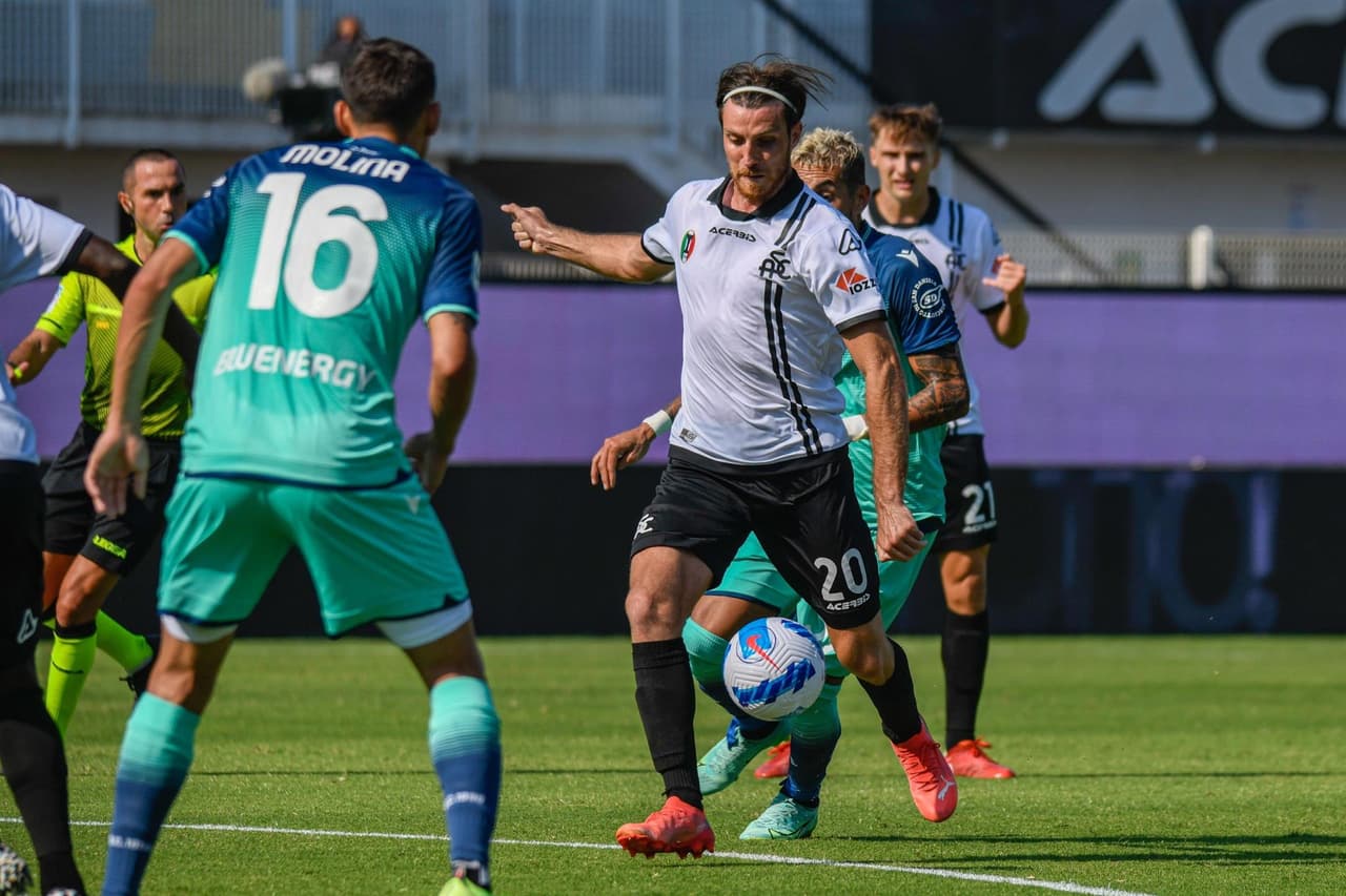 Udinese se lleva la victoria ya al final del partido contra Spezia tras la anotación deSamardzic al minuto 89', ganando 1-0 durante la Joranda 3 de la Serie A.