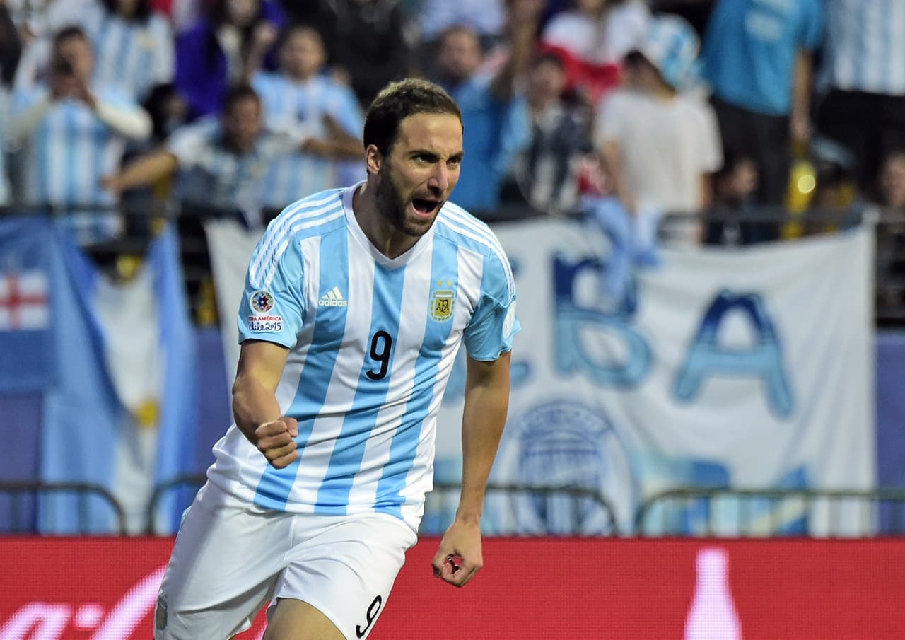 Higuaín reta a golpes a aficionado tras una provocación: ''no metes ni un penal"