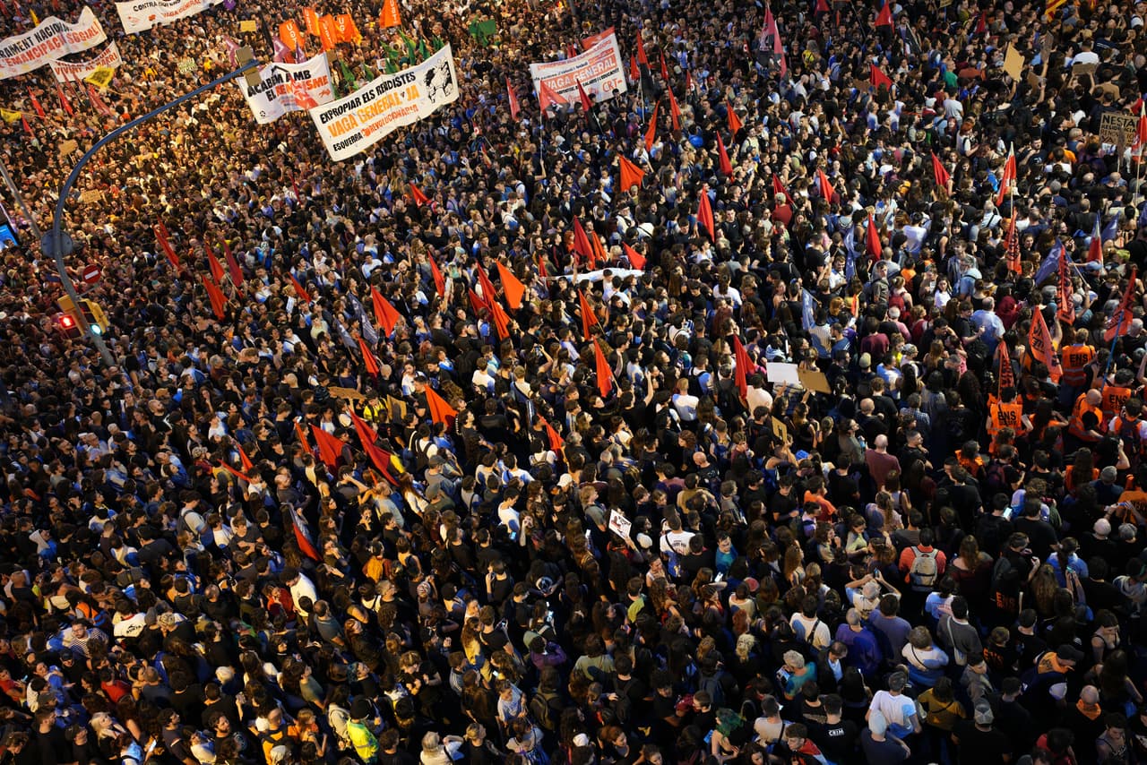 Decenas de miles de personas marchan en protesta por la situación de la vivienda en España —apenas unas horas después de que el presidente del Gobierno, Pedro Sánchez, anunciara elecciones generales anticipadas— en Barcelona, España, el domingo 4 de octubre de 2026.