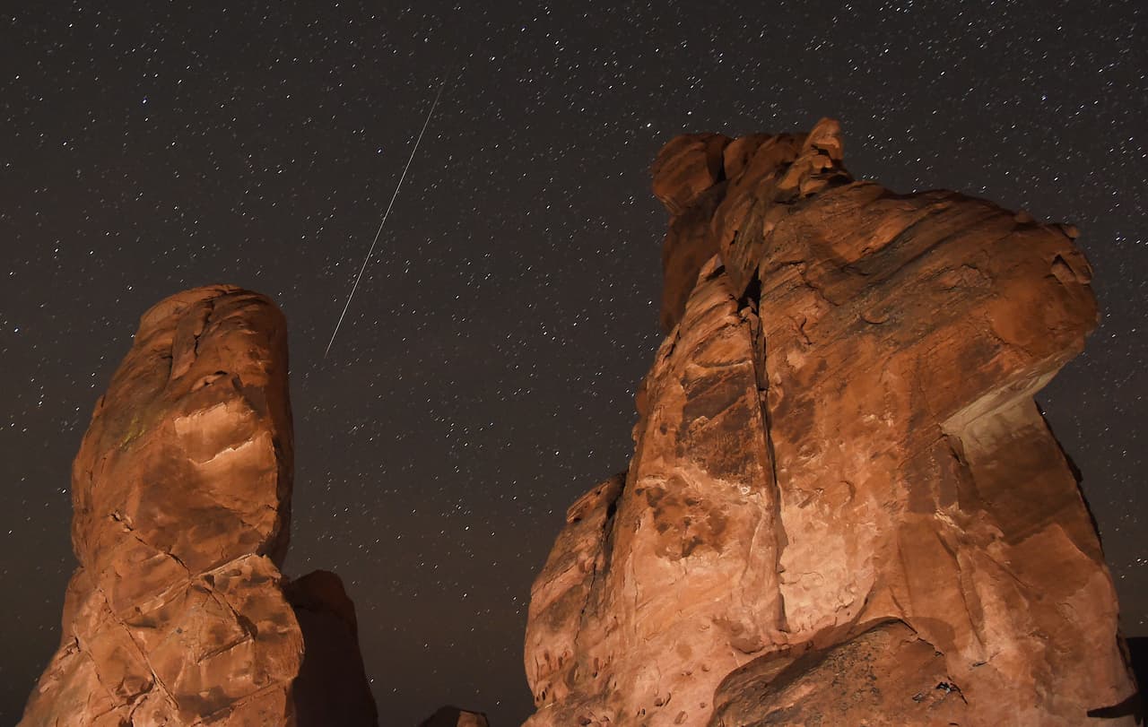 La lluvia de estrellas vista desde el parque Fire State de Nevada, en la madrugada del 14 de diciembre de 2018. Cuando las partículas de 3200 Faetón entran en la atmósfera terrestre a gran velocidad se desintegran no sin antes crear una especie de huella o rastro lumínico, que es lo que comúnmente se conoce como estrellas fugaces.