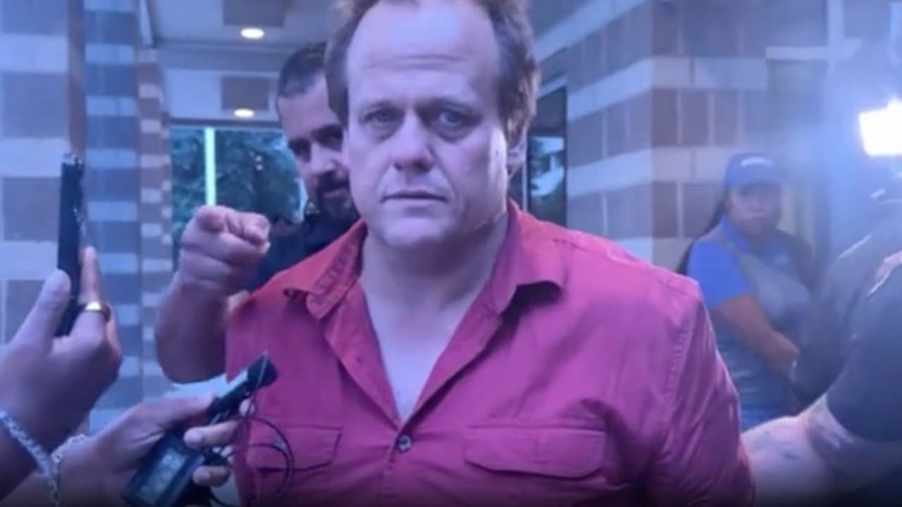 La investigación inició el pasado sábado 19 de julio cuando el hijo de Charles, Jared Byrd, contactó a las autoridades para pedir una revisión de bienestar a la casa de su padre.
<br>
<br>Jared dijo que el mismo Charles le había confesado que había matado a su madrastra, Angela Byrd, luego de que sostuvieran una discusión el pasado 16 de junio, o sea, hace 32 días.