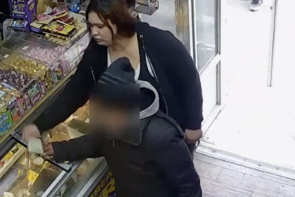 Atrapan a hispana que arrebató 20 dólares de las manos a una anciana en bodega de El Bronx