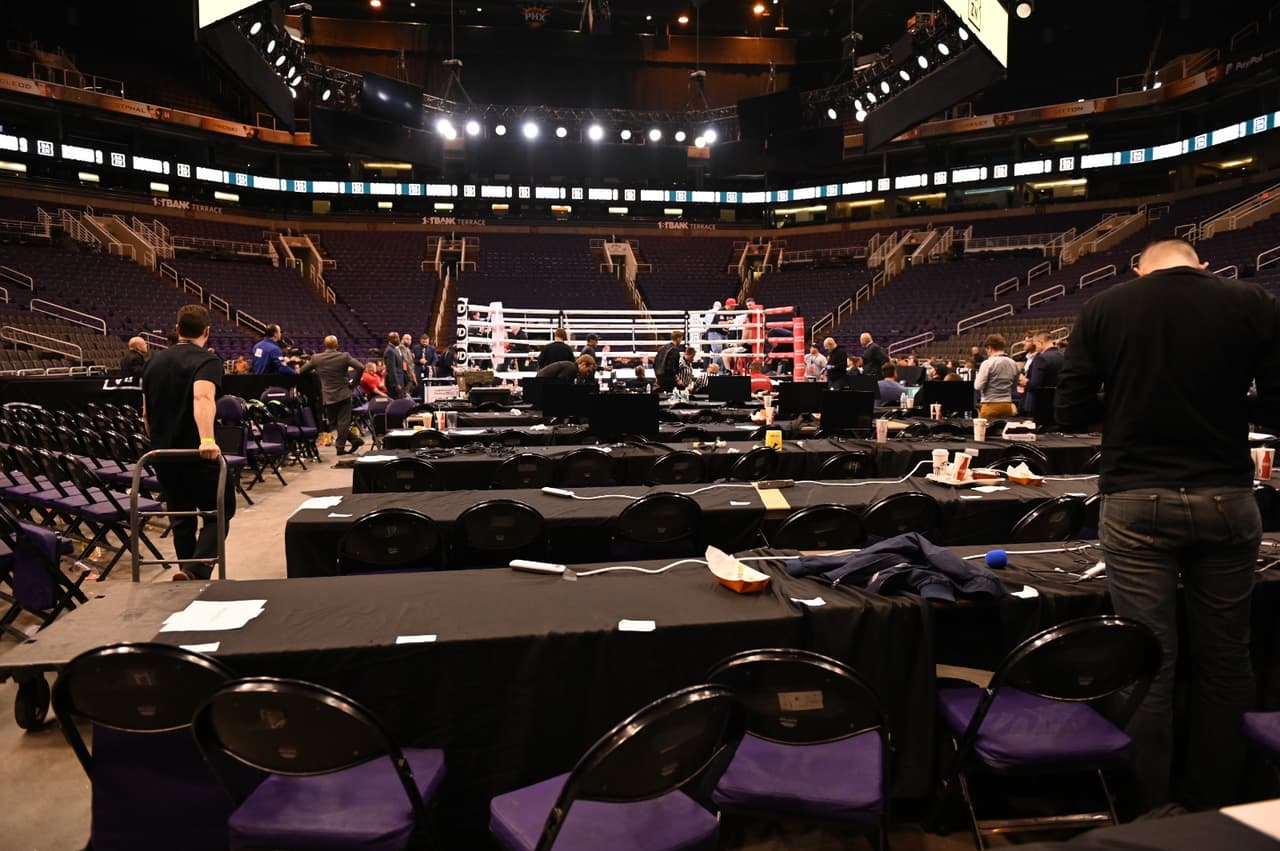 Con botellas por doquier, basura y caos, así terminó el interior de la Talking Stick Resort Arena en Phoenix posterior a la pelea entre el mexicano Julio César Chávez Jr. y el estadounidense Daniel Jacobs, donde Chávez Jr. se retiraría del ring por supuesta fractura en la nariz.