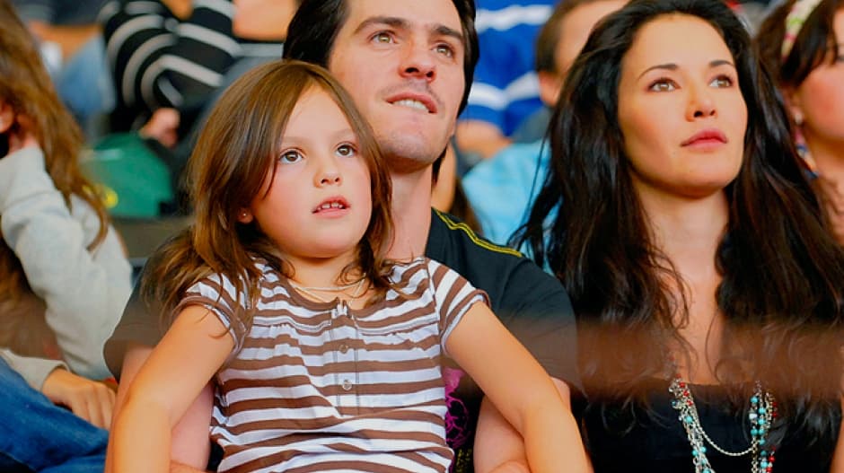 Actualmente el actor mantiene una relación con Aislinn Derbez, hija de Eugenio.