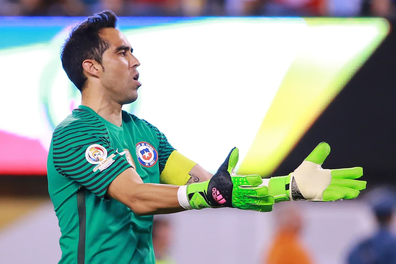 Claudio Bravo estalla en las redes sociales por críticas a su ausencia con Chile