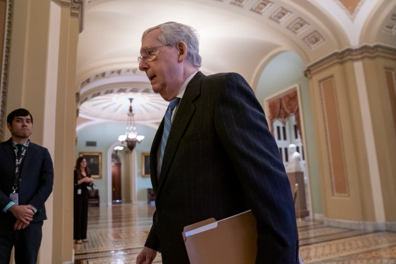 El líder de la mayoría en el Senado, Mitch McConnell, se dirige a la cámara para la votación de la Families First CoronaVirus Response Act.