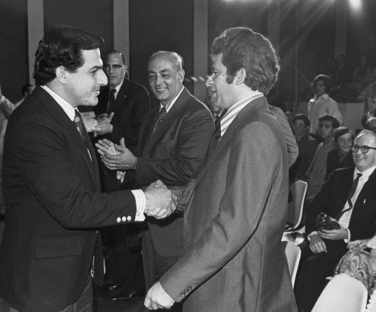 12 de enero de 1974. Rafael Hernández Colón saluda al ex campeón mundial de ajedrez, Boris Spassky de la Unión Soviética previo a un partido entre Spassky y el estadounidense Robert Byrne.