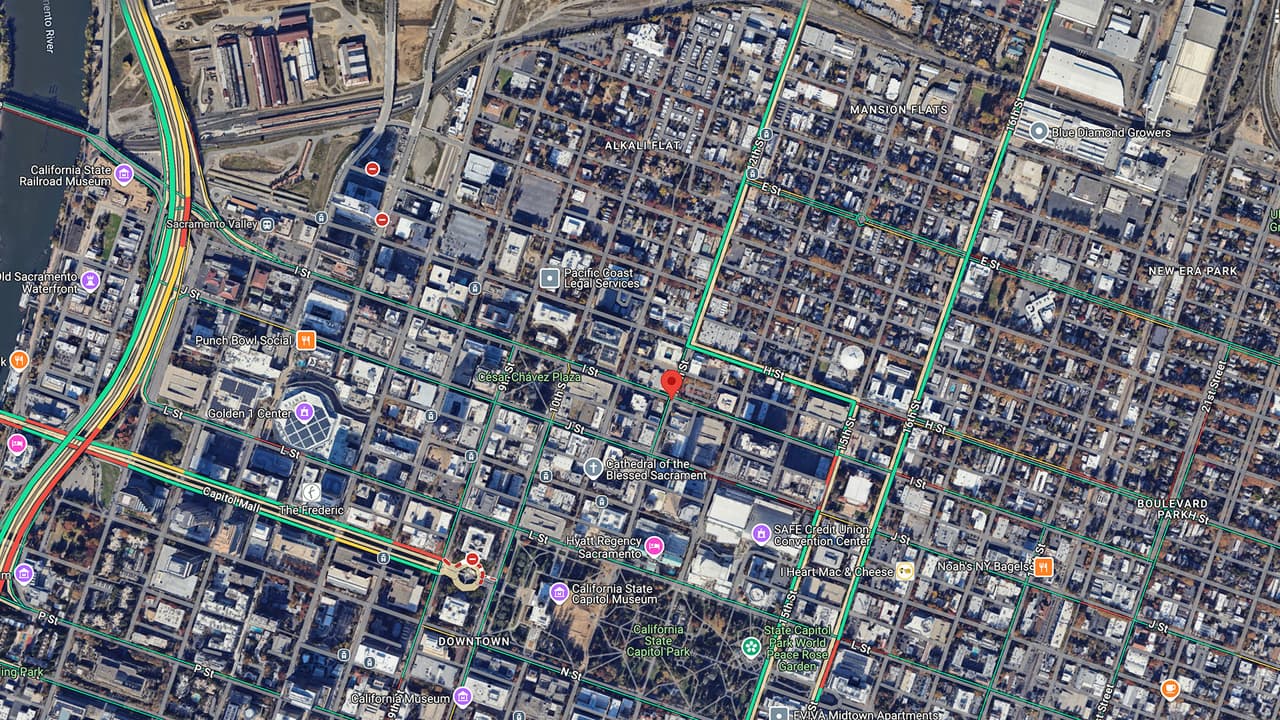 <b>12th St y I St:</b> Este cruce en el área de downtown Sacramento es un punto con alta frecuencia de colisiones, resultando en varias personas lesionadas.