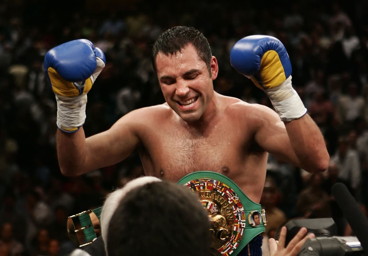 Oscar de la Hoya marcó un momento importante en el boxeo mundial. Sus raíces mexicanas lo hicieron famoso junto a sus duros golpes. Además de conseguir varios títulos, fue ganador de la medalla de oro en los Juegos Olímpicos de Barcelona 1992.