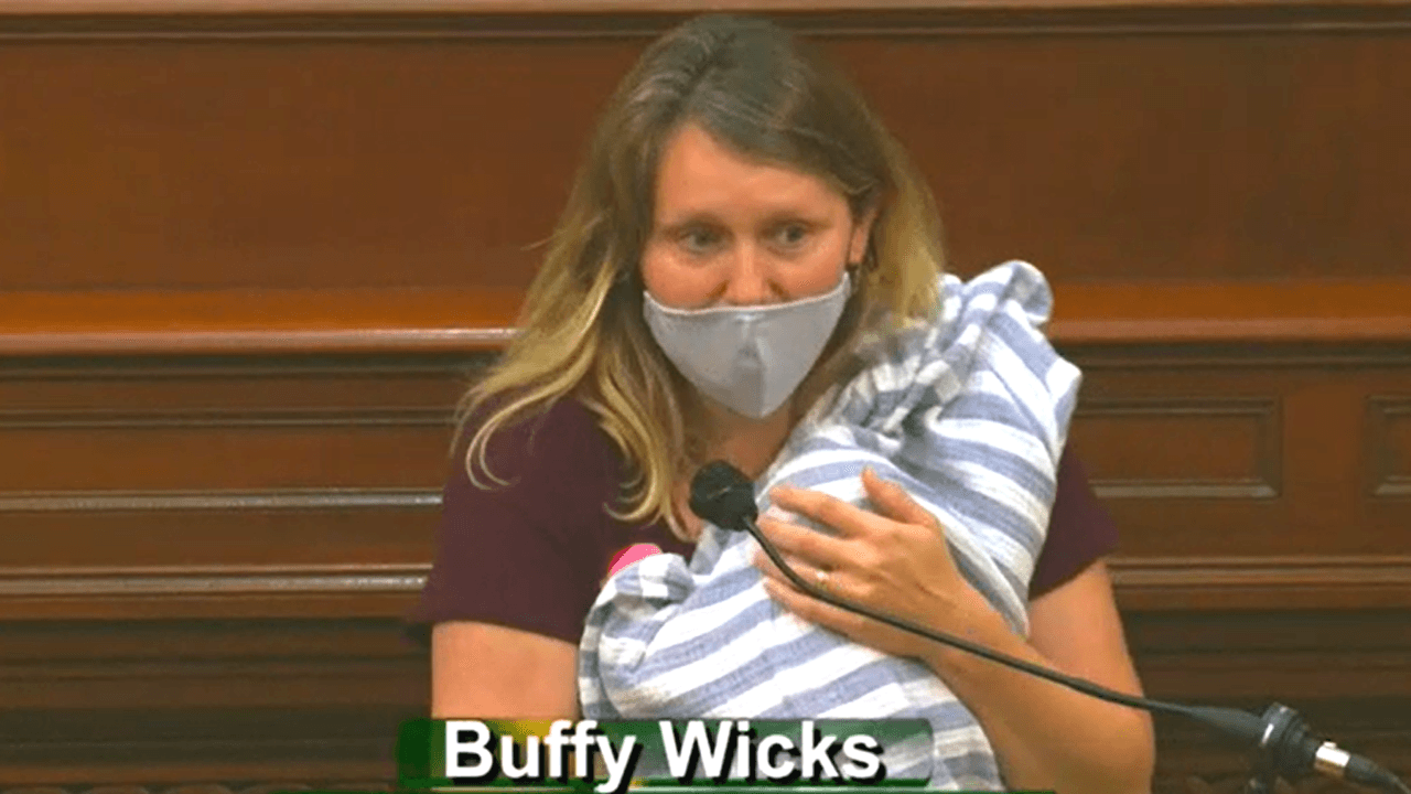 Buffy Wicks tuvo que ir a la Asamblea de California con su recién nacida porque le negaron participar desde su casa