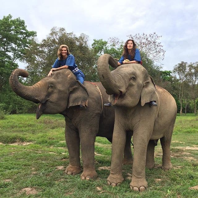 En más de dos años de relación, la pareja ha compartido imágenes de sus aventuras por el mundo. Sin embargo, fue en marzo de 2016, en su aparición en la revista, que Montserrat Oliver habló abiertamente de su noviazgo.