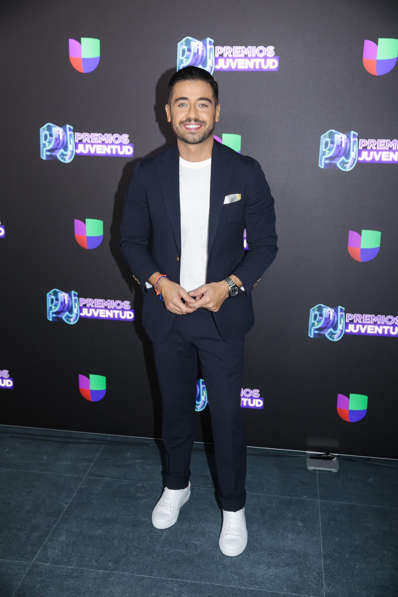 El periodista español Borja Voces arribó con este traje azul marino, dándole un toque casual con una camiseta blanca de algodón y unos tenis del mismo color.