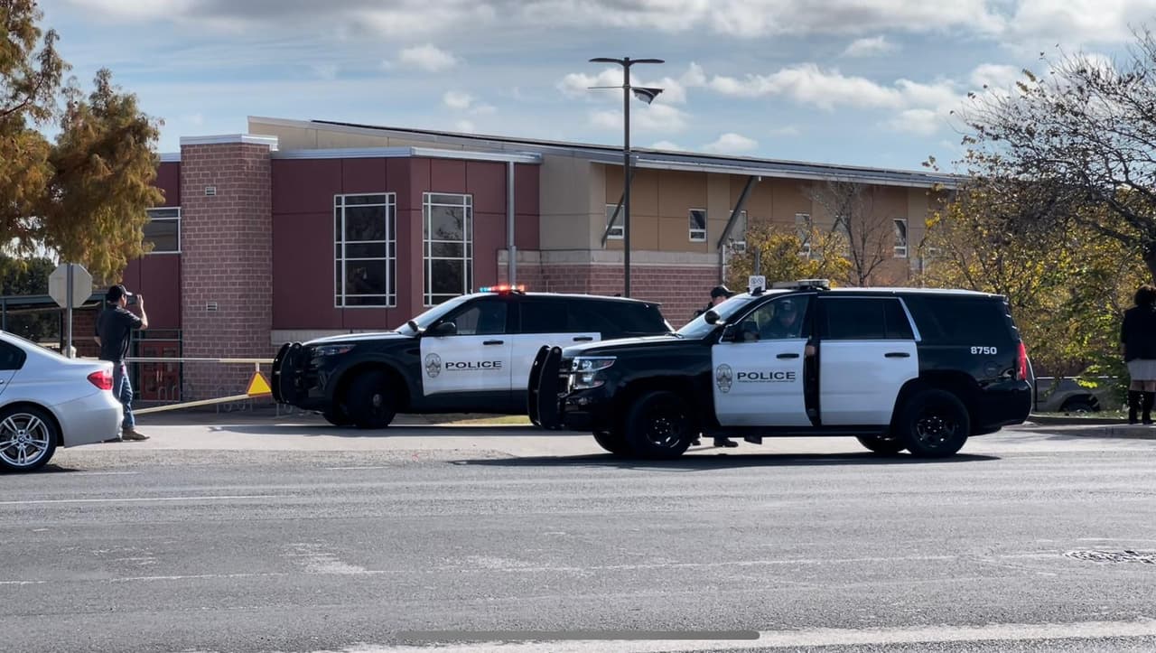 Austin ISD informó que no se han reportado disparos. "Todos están seguros mientras continúa la inspección del plantel", lee el comunicado.