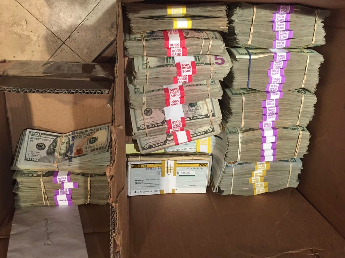 En la redada también se decomisaron 150 mil dólares en efectivo.