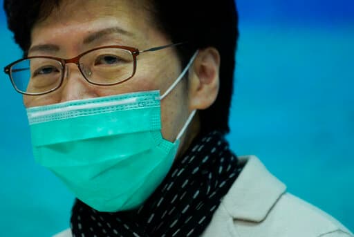 Carrie Lam, la jefa de gobierno de Hong Kong, dio una rueda de prensa con un tapaboca.