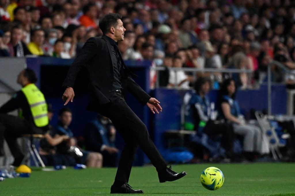 Atletico Madrid's Argentinian coach Diego Simeone gestures El Atlético de Madrid, sin Héctor Herrera, le ganó el derbi madrileño (1-0) al Real Madrid, gracias a un gol de penalti del extremo belga Yannick Carrasco, partido válido por la Jornada 35 de LaLiga de España.