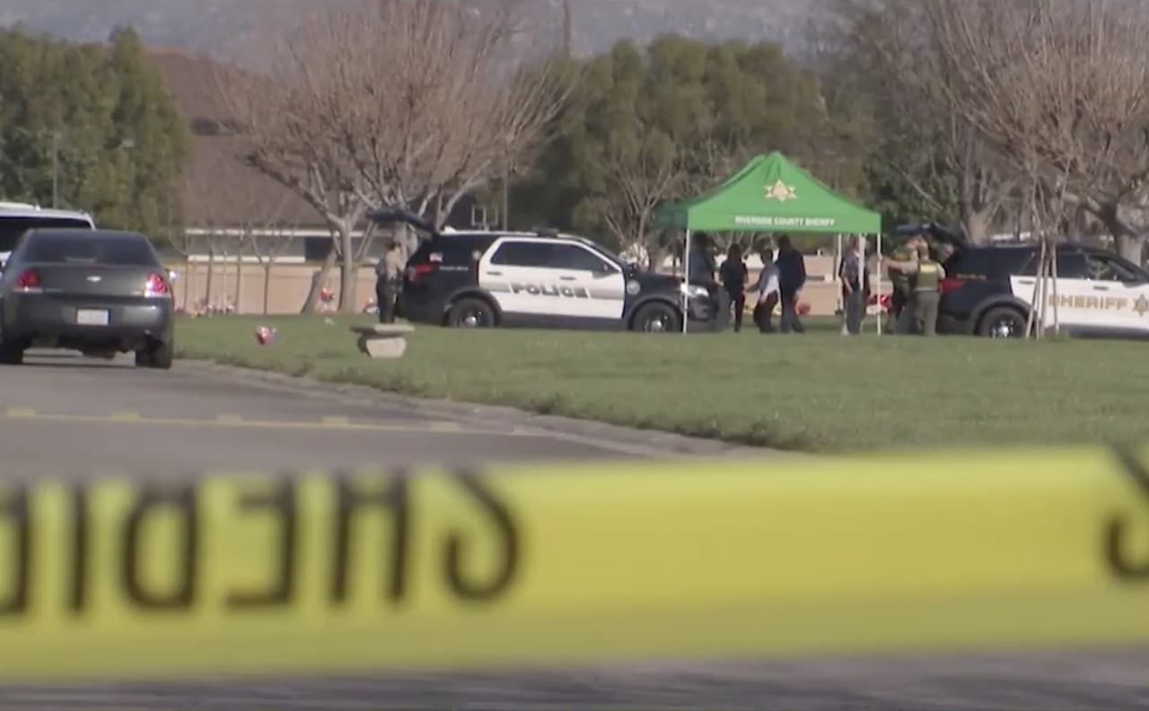 Las autoridades del condado de Riverside revelaron más información sobre
<b> el sospechoso hallazgo de tres <a href="https://www.univision.com/philadelphia/wuvp/homicidio-video">cadáveres</a> dentro de un cementerio de la ciudad de Perris.</b>