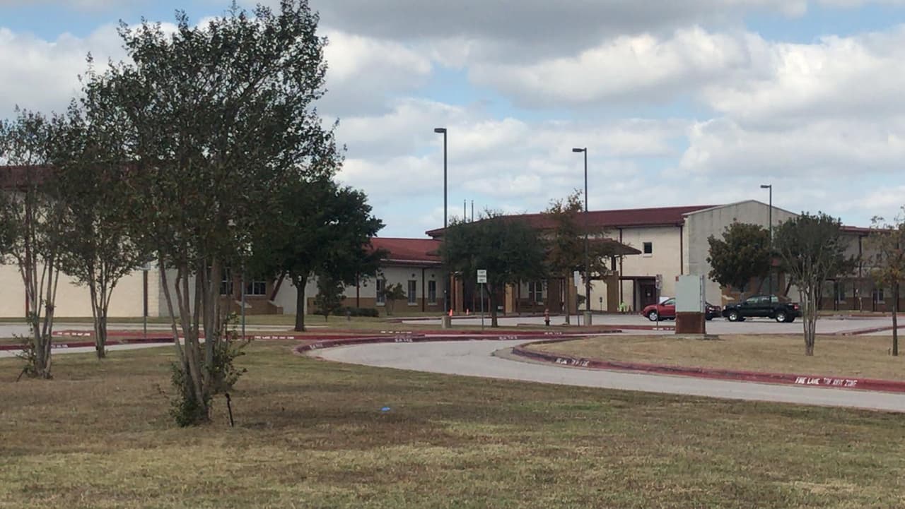 El Centro de Aprendizaje Temprano estará cerrado hasta el 12 de noviembre y los estudiantes pueden comenzar a regresar el 13 de noviembre.