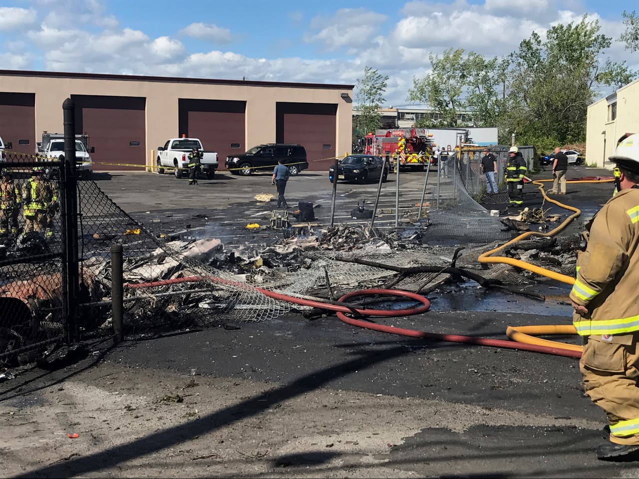 Al estrellarse, la nave impactó en vehículos y un edificio.