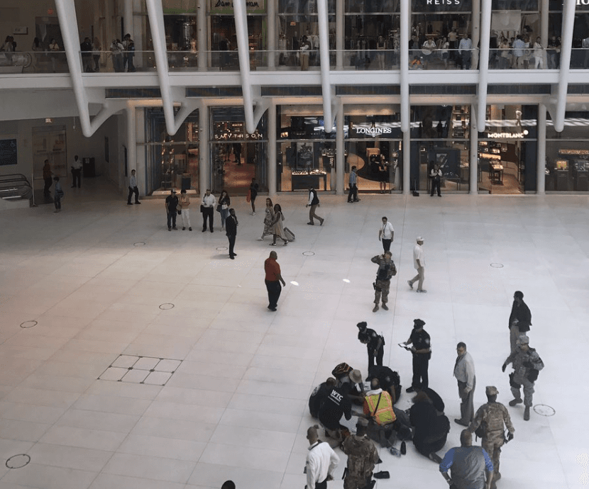 Un hombre cayó desde un balcón de la estación del subway del WTC de Nueva York.