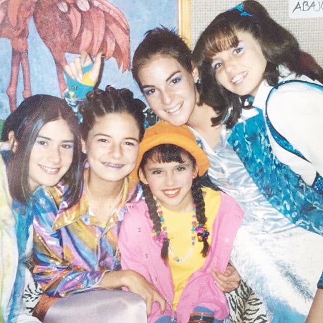 No podía faltar su foto con Jeans, una agrupación muy popular de los 90.