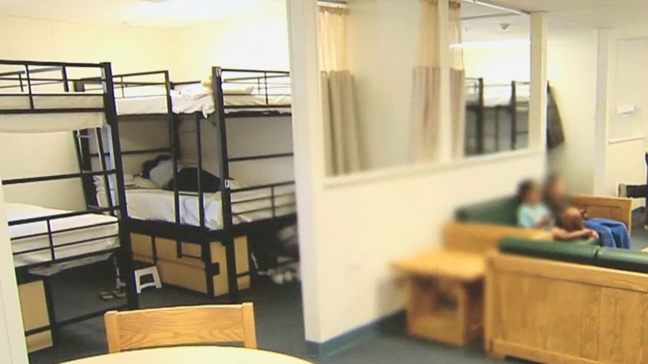 “Es una tortura”: denuncian que adultos y niños duermen bajo iluminación constante en centro de detención de ICE