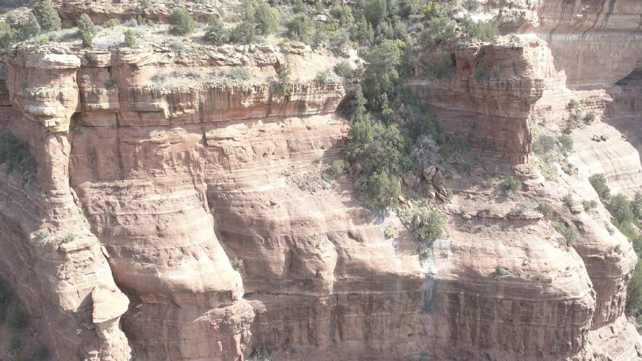 Hombre de 29 años muere al caer 100 pies en un cañón cerca de Sedona
