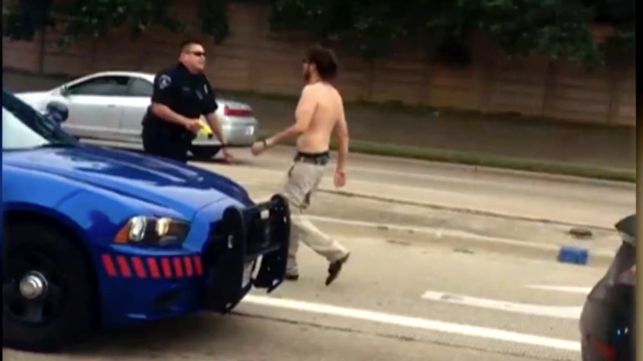 El video de una confrontación entre un policía texano con un sospechoso se vuelve viral