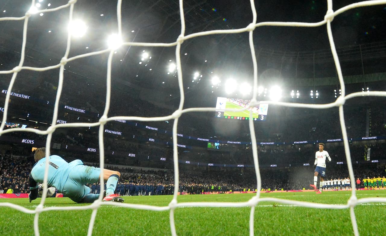 Tim Krul atajando el penal a Fernades para darle la victoria a su escuadra.