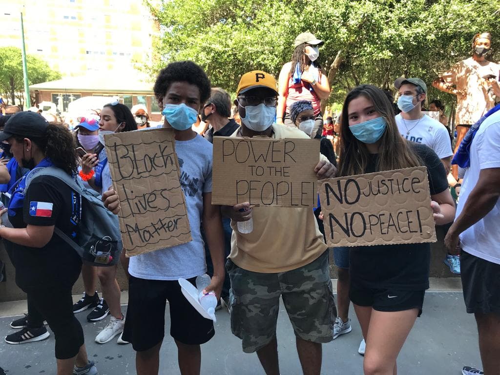 Desde tempranas horas la sede de la policía de Dallas fue el punto de encuentro para que oficiales y la comunidad.