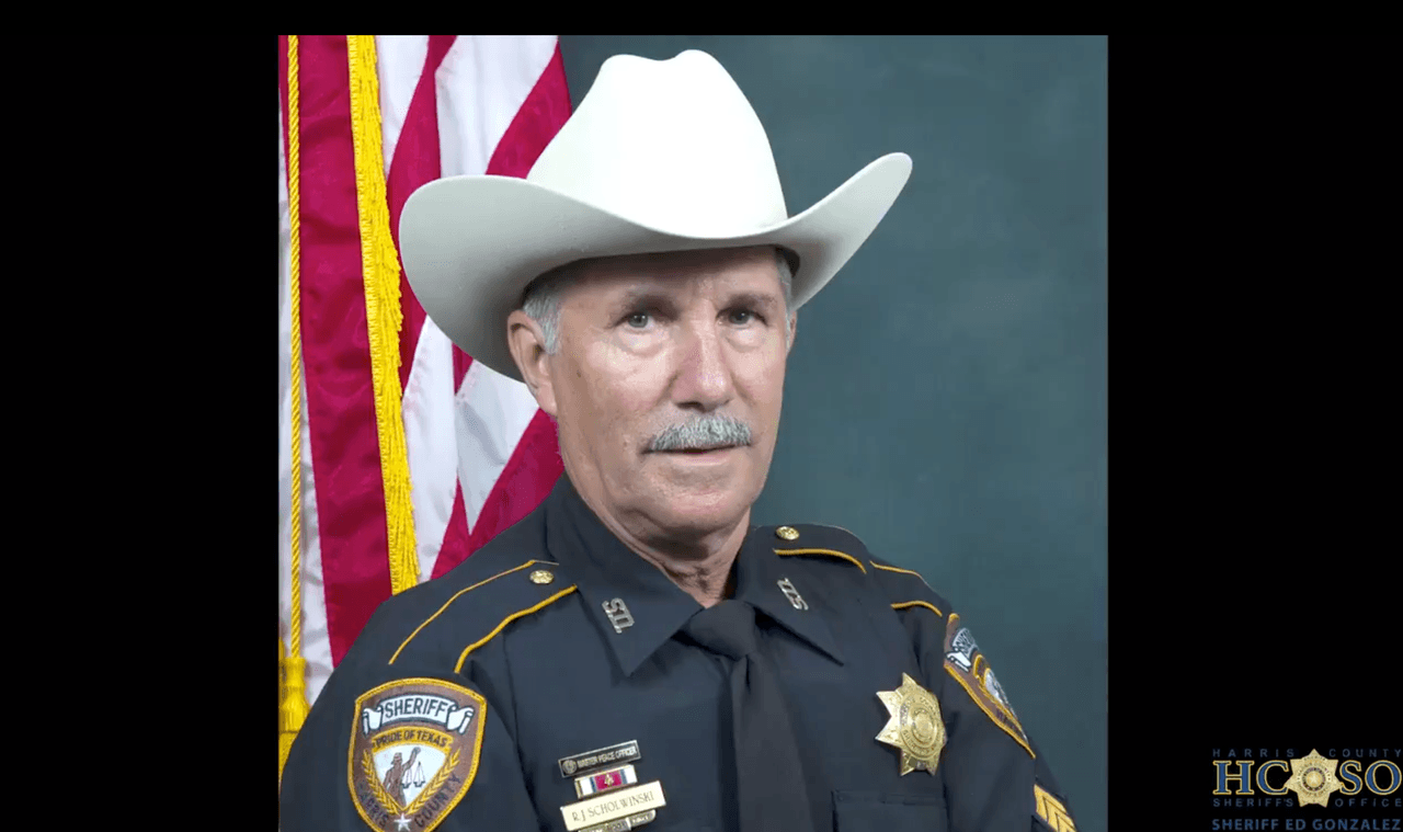 El sargento Raymond Scholwinski se encuentra internado en cuidados intensivos en un hospital de Houston.