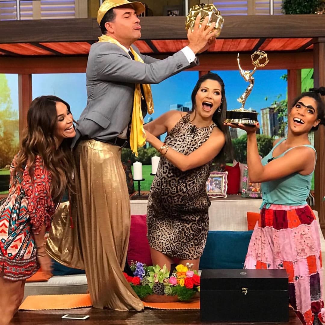 En realidad, nada ni nadie está libre de ser imitado por Calderón. Como el día que, en complicidad con Mela la Melaza, se disfrazó de premio Emmy.