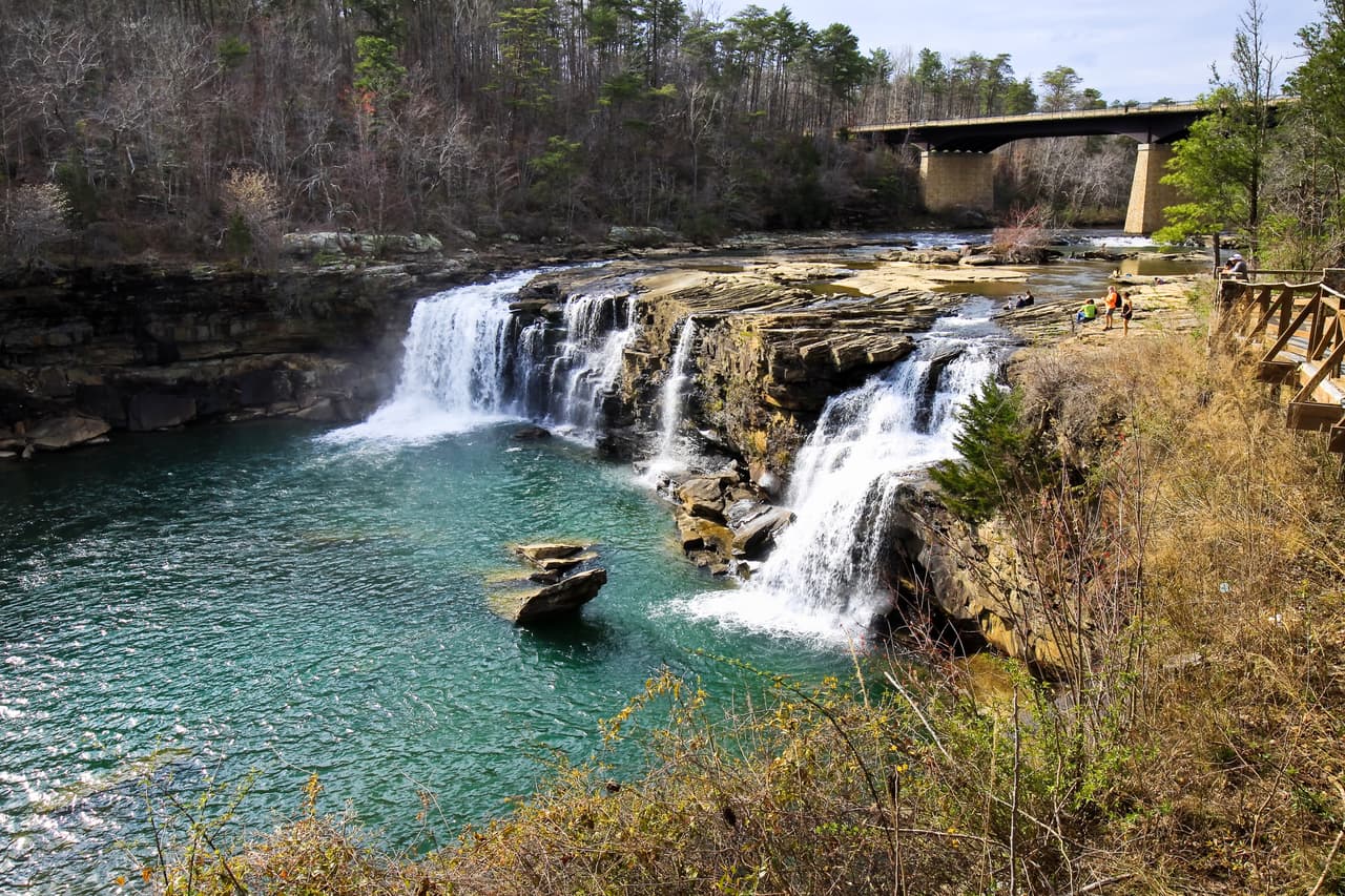 <b>Alabama</b>
<br>
<br>Little River Canyon es una hermosa caída de agua que fluye del Little River del noreste de Alabama y tiene varias piscinas naturales para nadar y refrescarse.
<b>Una cascada de 45 pies hace que las aguas en algunas secciones sean muy rápidas, por lo que muchos visitantes llegan con kayaks.</b> Hay que tener especial cuidado en este área recreacional por las velocidades y fuerza del agua.