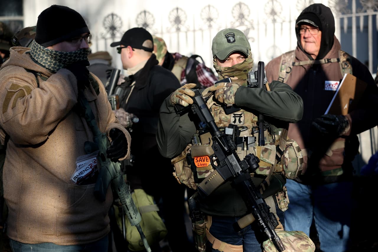 Vestidos con chaquetas y gorros de caza, los asistentes a la marcha en defensa del derecho al porte de armas tenían que pasar por estrictos controles de seguridad para entrar al área cercada en la plaza del Capitolio de Richmond para el llamado "Día del Lobby".