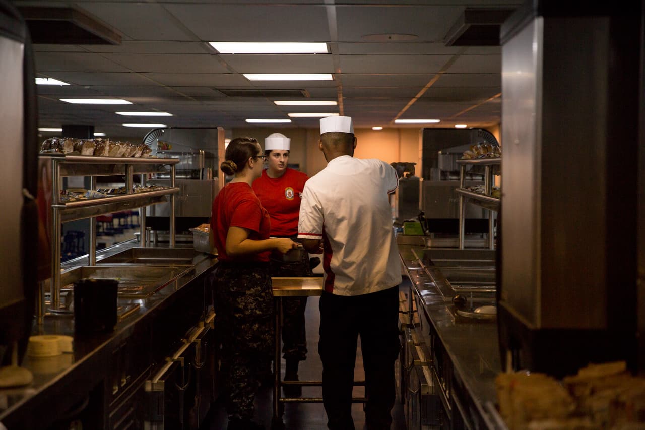 Por la rapidez con que se organizó el barco, en el comedor hay personal de cocina que asiste a los militares, aunque también los enfermeros cumplen esas labores y luego son devueltos a sus tareas habituales.