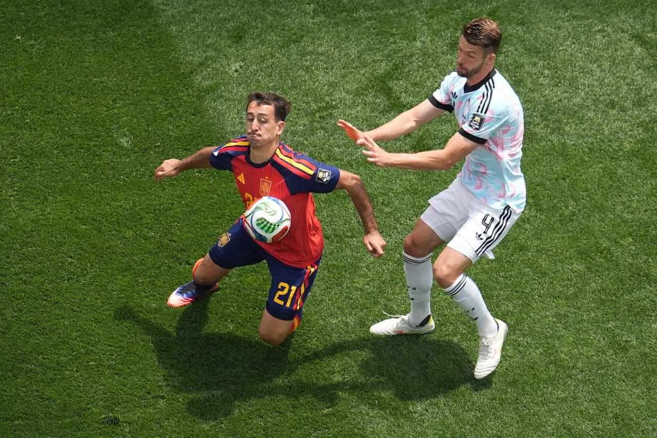 Mikel Oyarzabal baja un pase aéreo.