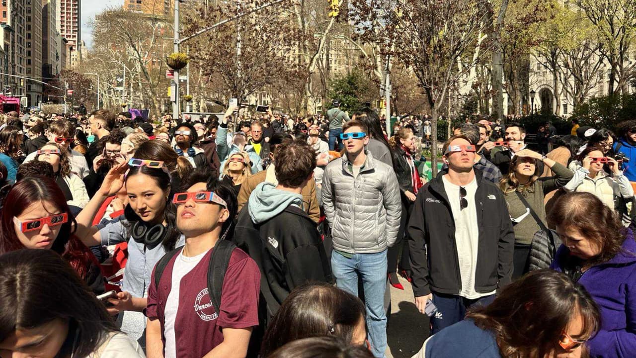 Para pronosticar un eclipse, solar o lunar, los expertos
<b>realizan cálculos sobre las órbitas de la luna y la Tierra</b>. Es un campo que está muy manejado por la investigación.